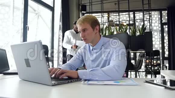 在现代办公室的工作场所有经验的30岁的办公室工作人员在电脑上打字视频的预览图