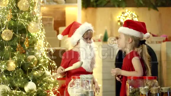疯狂的孩子在新年圣诞派对上鼓手有趣的圣诞小孩给带鼓的孩子惊喜令人兴奋的儿童视频的预览图