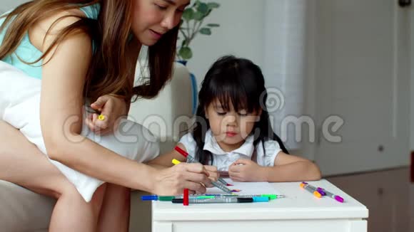 母亲和女儿喜欢在纸上画彩色铅笔视频的预览图