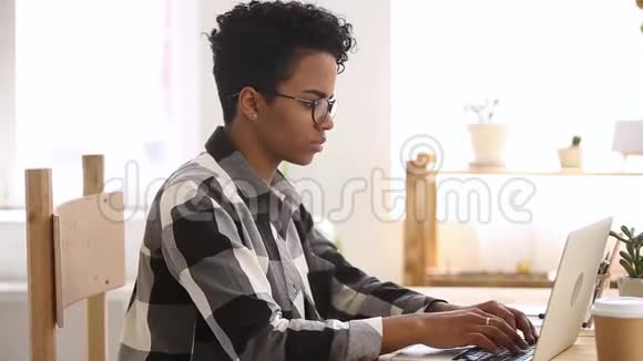 不满的非洲种族学生女孩打字看电脑屏幕视频的预览图