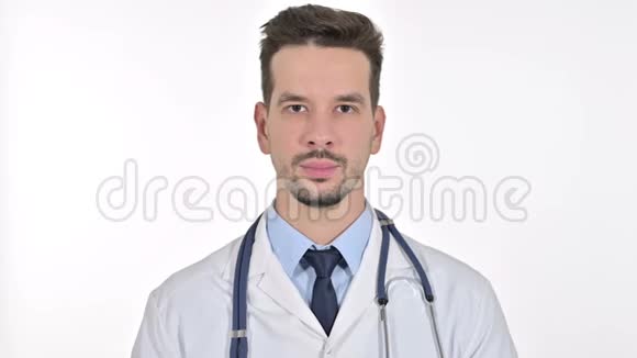 微笑的年轻男医生看镜头的肖像白色背景视频的预览图