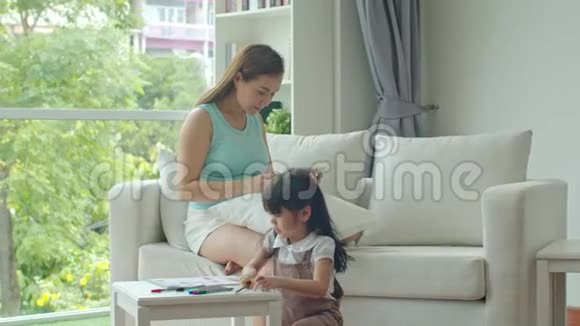 女儿展示了一幅画画中母亲以小女孩为荣视频的预览图