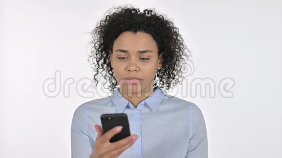 非洲年轻女性在智能手机上愤怒的肖像视频的预览图
