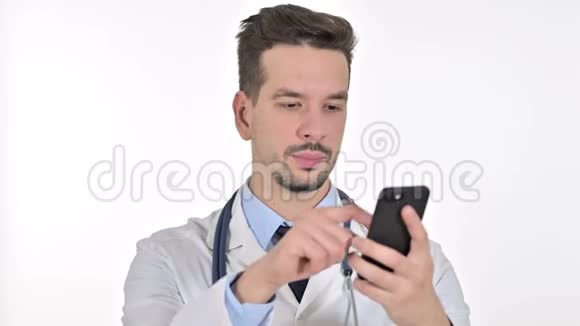 年轻男性医生使用智能手机的肖像白色背景视频的预览图