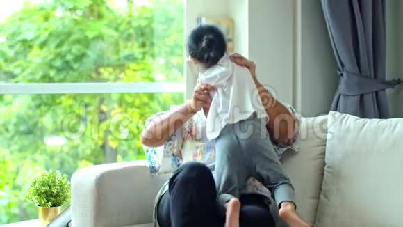 奶奶和小孙女在客厅玩视频的预览图