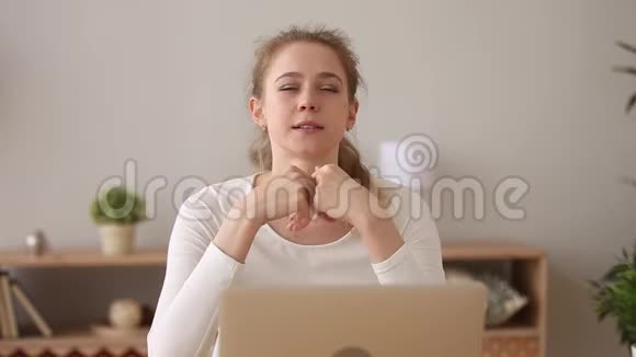 坐在办公桌前的积极女孩在镜头前讲话视频的预览图