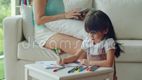女儿展示了一幅画画中母亲以小女孩为荣视频的预览图