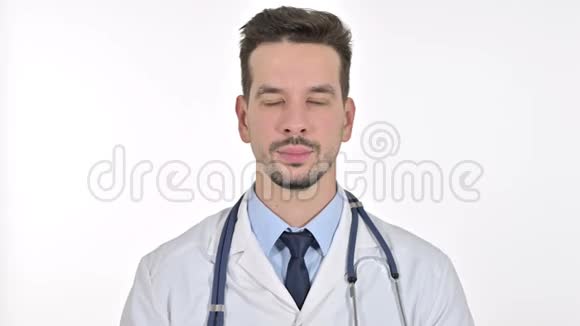 开朗年轻男医生视频聊天的肖像白色背景视频的预览图