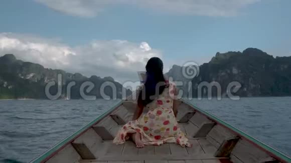 泰国KhaoSok泰国度假的妇女泰国KhaoSok国家公园长尾船上的女孩视频的预览图