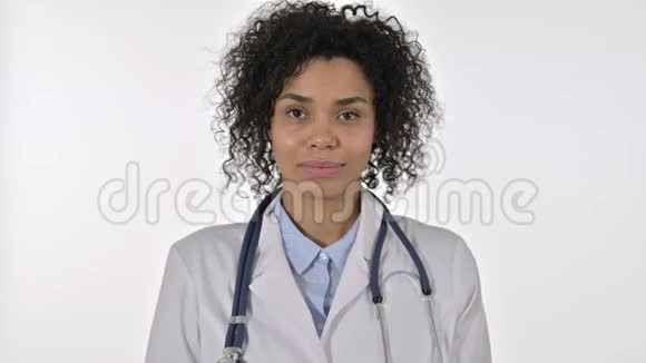 非洲女医生在办公室竖起大拇指的肖像视频的预览图
