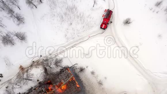 消防车靠近燃烧的房子视频的预览图