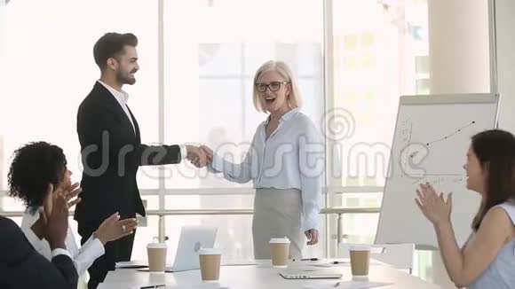 公司员工鼓掌而董事问候握手与新员工视频的预览图