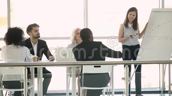 商业教练自信的女人向多种族公司的员工做演讲视频的预览图
