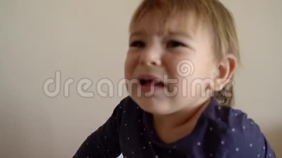 大声尖叫的婴儿幼儿在高椅上饥饿摇摇欲坠或熔毁的概念肖像视频的预览图