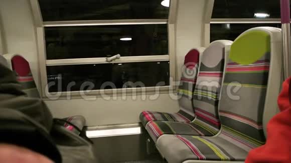 RER列车从法国巴黎车站从内陆出发视频的预览图