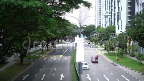 汽车在城市的道路上行驶视频的预览图