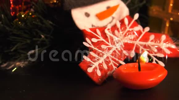 蜡烛灯上的圣诞装饰视频的预览图