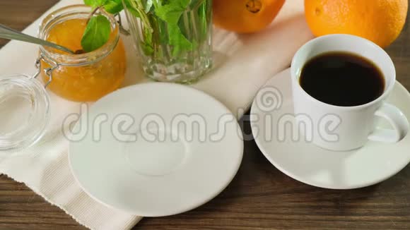 美味丰盛的早餐面包上有果酱穿上盘子早餐包括一杯茶或咖啡快关门视频的预览图