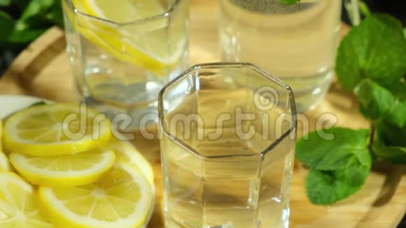 一杯柠檬水和薄荷夏季健康甜鸡尾酒柑橘注入水排毒快关门视频的预览图