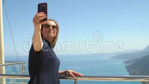 女孩旅行者自拍有惊人的海景山脉海岸旅行视频的预览图