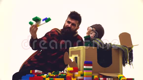 小男孩玩玩具飞机与儿童一起旅行和儿童折扣可爱的小男孩和爸爸孩子视频的预览图