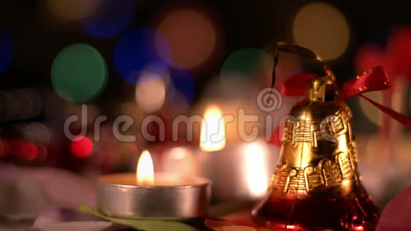 蜡烛灯上的圣诞装饰视频的预览图