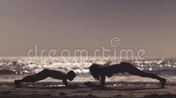 妈妈和儿子在海滩上训练反海运动视频的预览图