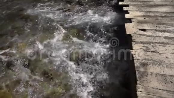 木桥和小河视频的预览图