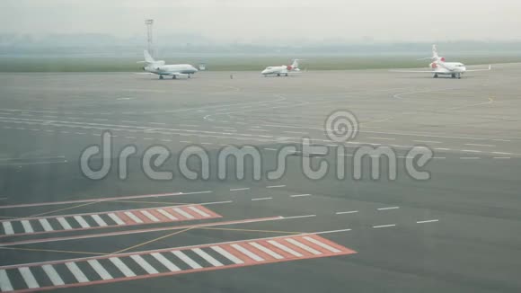 跑道上的商业飞机视频的预览图