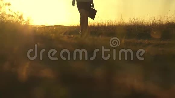 一个女商人性感的腿正沿着乡间小路走商务女性沿着乡间小路散步视频的预览图