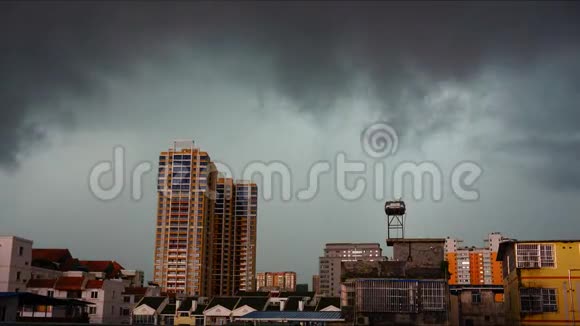 城市雷暴的延时摄影视频的预览图