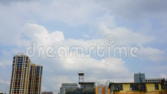 城市建筑和天空中云的延时视频视频的预览图