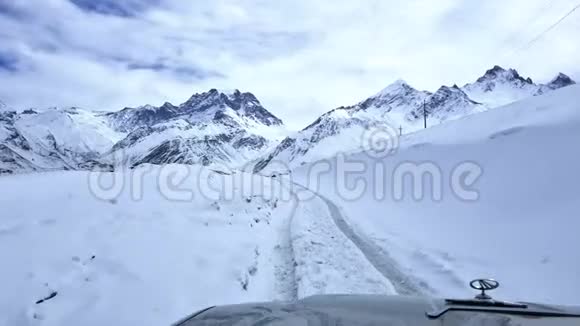 驾着雪覆盖的喜马拉雅山视频的预览图