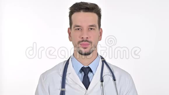 年轻男医生用手指符号表示不的肖像白色背景视频的预览图