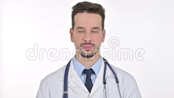 年轻男医生竖起大拇指的肖像白色背景视频的预览图