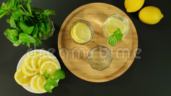 切制的新鲜柠檬柑橘果实从上面滴入饮用杯中上景视频的预览图