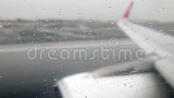 暴雨期间飞机起飞湿跑道4k视频视频的预览图