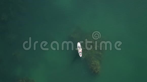 从上面可以看到空中飞行白色的船板慢慢地漂浮在静止的海面上视频的预览图