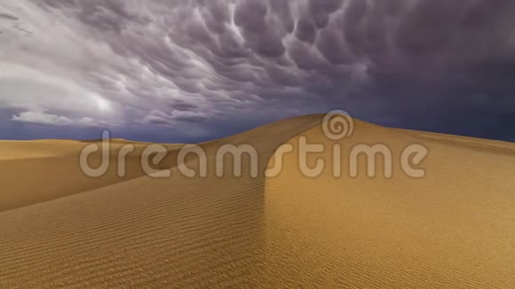 沙漠里的雷雨沙丘上的戏剧性天空时光流逝视频的预览图