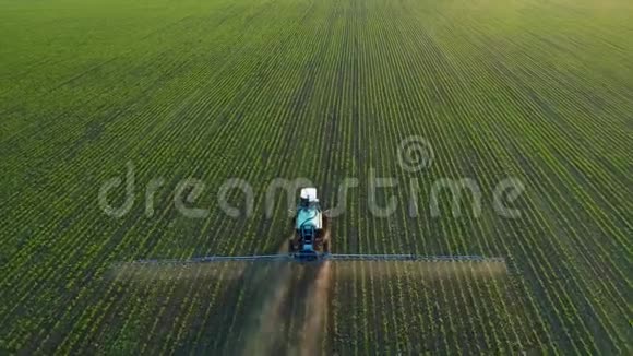 4K航空无人机镜头在大豆田的拖拉机喷雾器后面视频的预览图