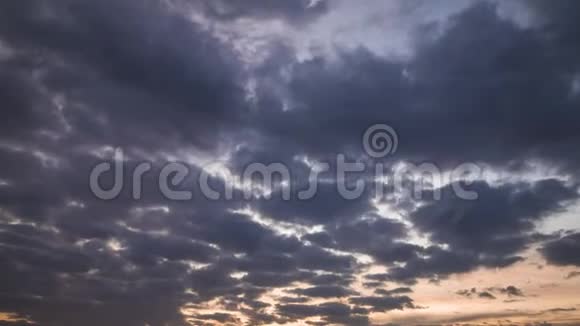 黎明时的乌云美丽的天空时间流逝视频的预览图