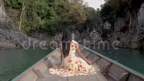 泰国KhaoSok泰国度假的妇女泰国KhaoSok国家公园长尾船上的女孩视频的预览图