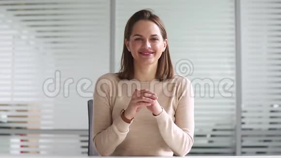 微笑着美丽的商务女性说话看着摄像机视频视频的预览图