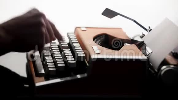 在老式复古打字机上打字的特写镜头新闻媒体概念视频的预览图