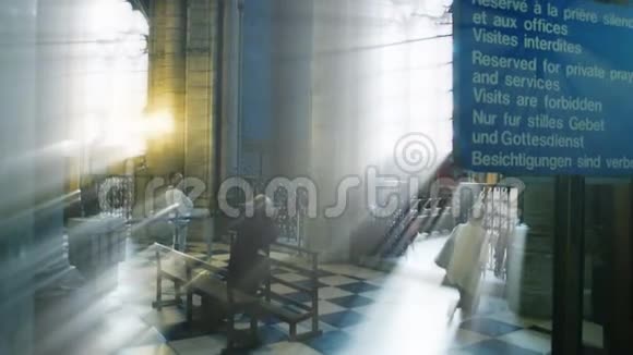巴黎圣母院大教堂的内部视频的预览图