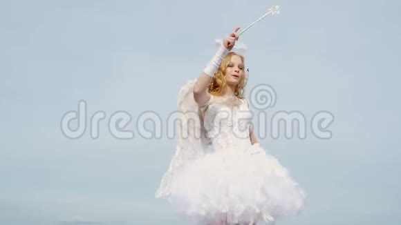 在云天背景下可爱的少年丘比特天使般的金发女孩像个白人小女孩视频的预览图
