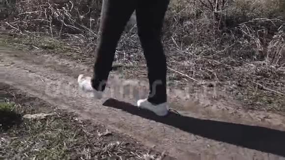 一个穿运动鞋的女人沿着一条路走视频的预览图