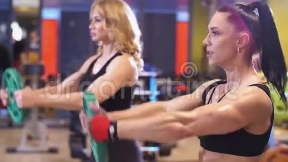 两个女人在健身房做运动视频的预览图