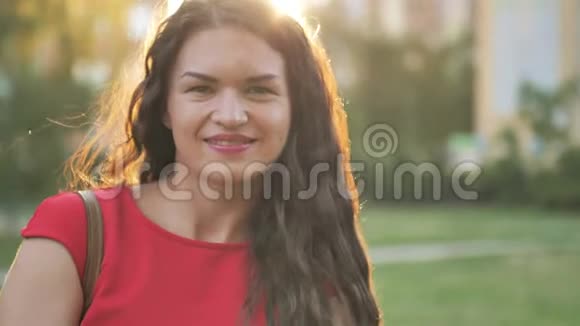 在公园里微笑的快乐美丽女人的慢镜头肖像真人系列视频的预览图