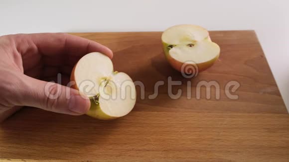人用刀在木板上切红苹果快关门视频的预览图